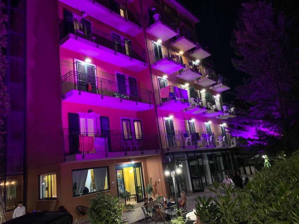 Hotel B&B Des Bains Milano Marittima Bagian luar foto