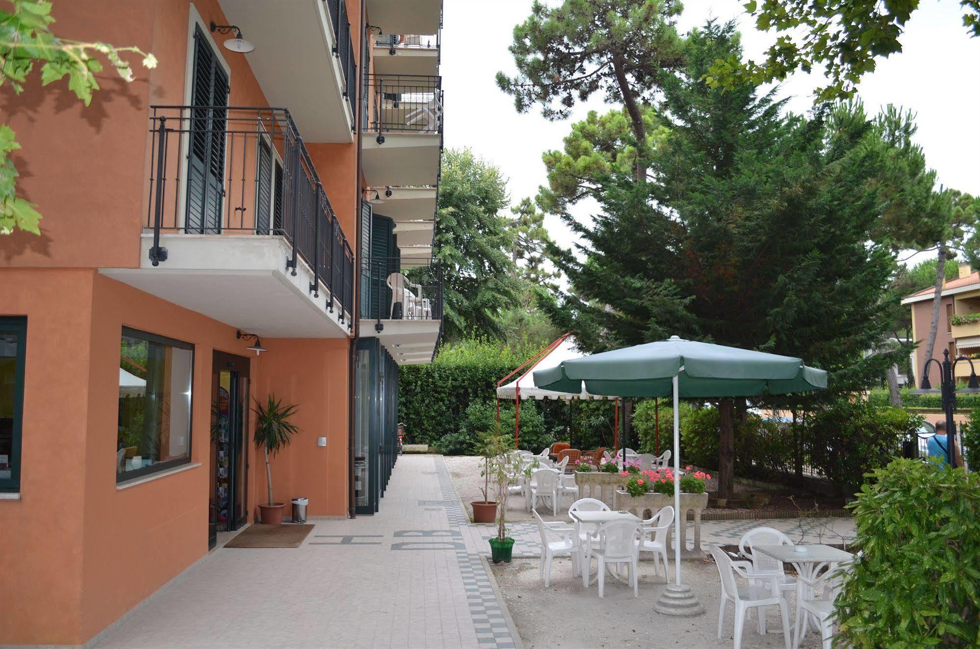Hotel B&B Des Bains Milano Marittima Bagian luar foto